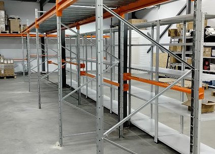 Комплексное решение для небольшого склада: тандем фронтальных и полочных стеллажей ТС Лайт
