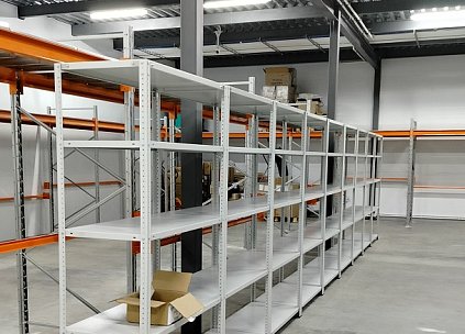 Комплексное решение для небольшого склада: тандем фронтальных и полочных стеллажей ТС Лайт