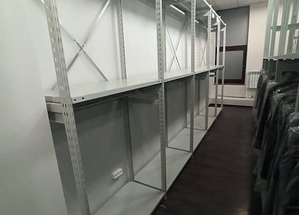 Стеллажи для одежды на вешалках