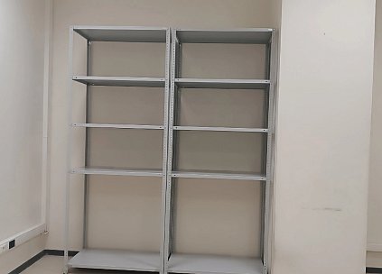 Полки на разной высоте